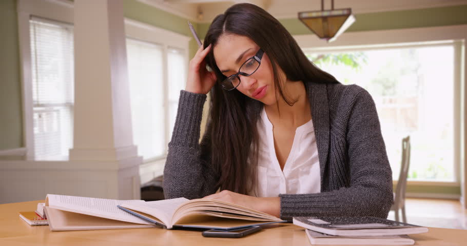 Latina Macht Es Sich Auf Der Arbeit Latina Macht Es Sich Auf Der Arbeit